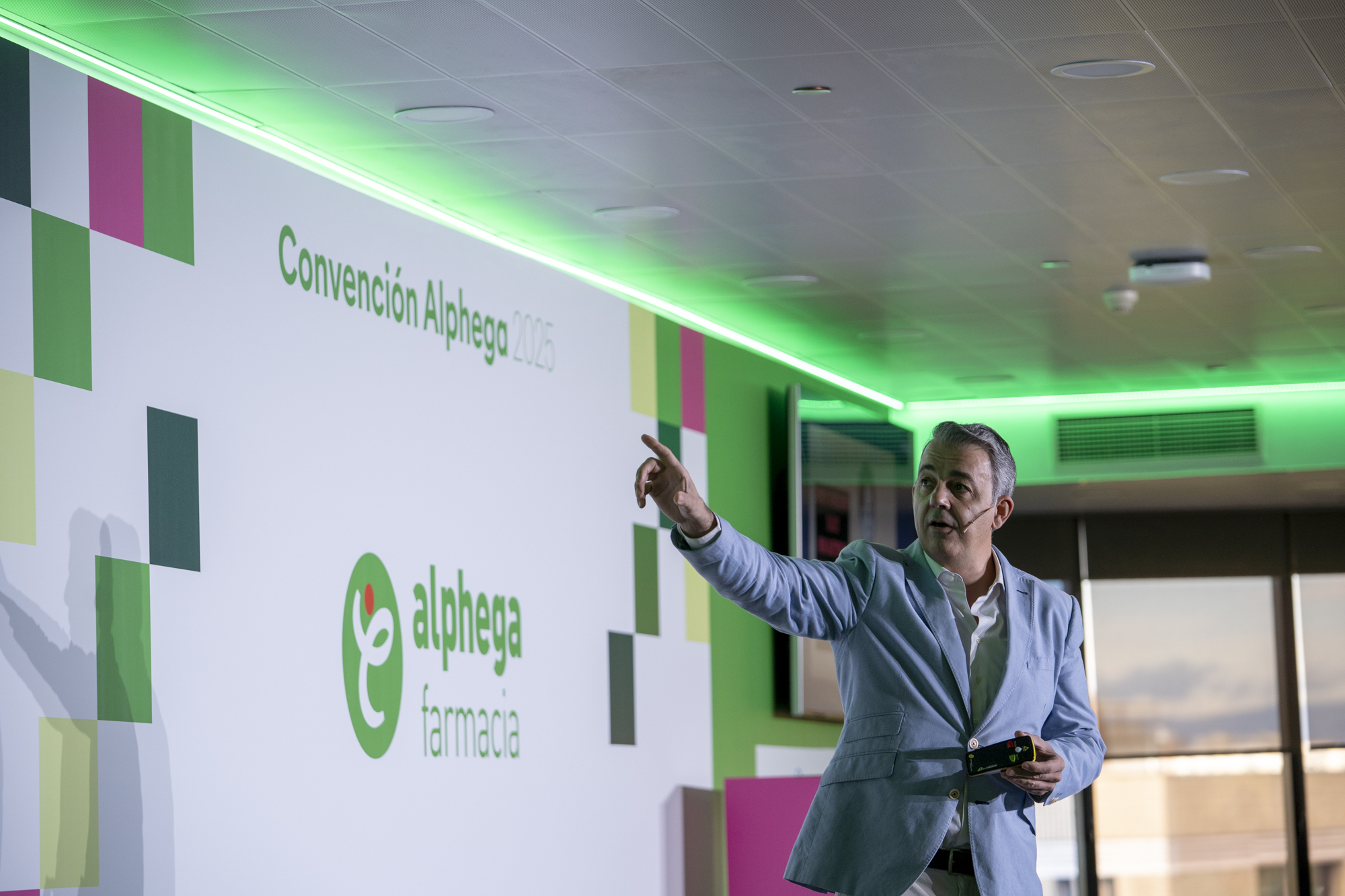 Las 4 tendencias de los nuevos modelos de farmacia, según Laureano Turienzo, presidente de la Asociación Española del Retail (AER)